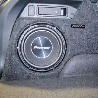 Установка сабвуфера в багажник автомобиля