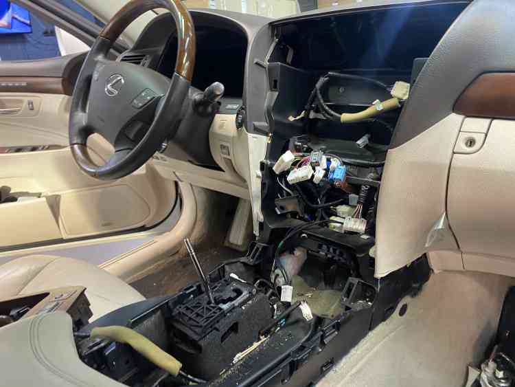 Установка магнитолы Андроид на Lexus LS460