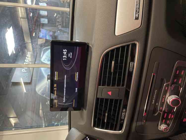 Установка в нашем установочном центре магнитолы Parafar на Audi Q3