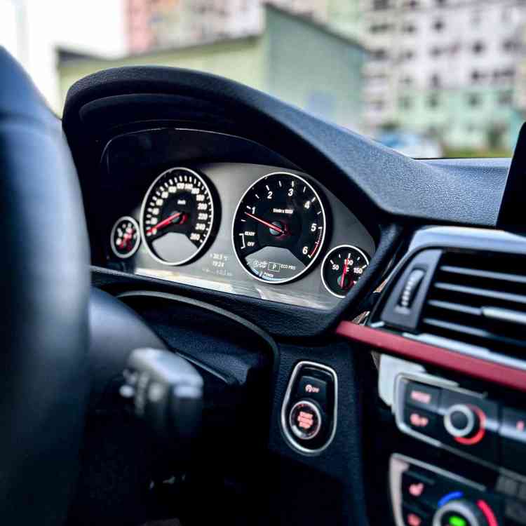 Установка приборной панели в авто