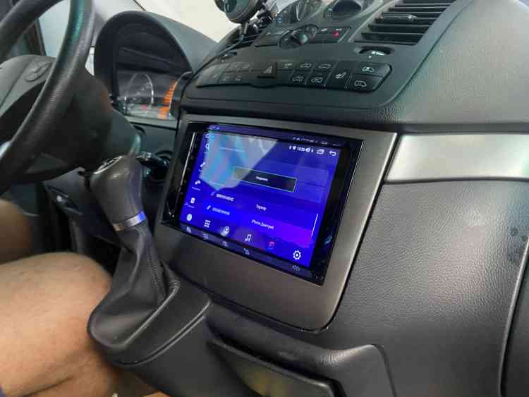Установка магнитолы Андроид на Mercedes-Benz Viano
