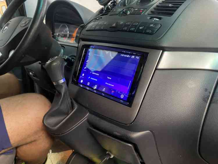 Установка магнитолы Андроид на Mercedes-Benz Viano